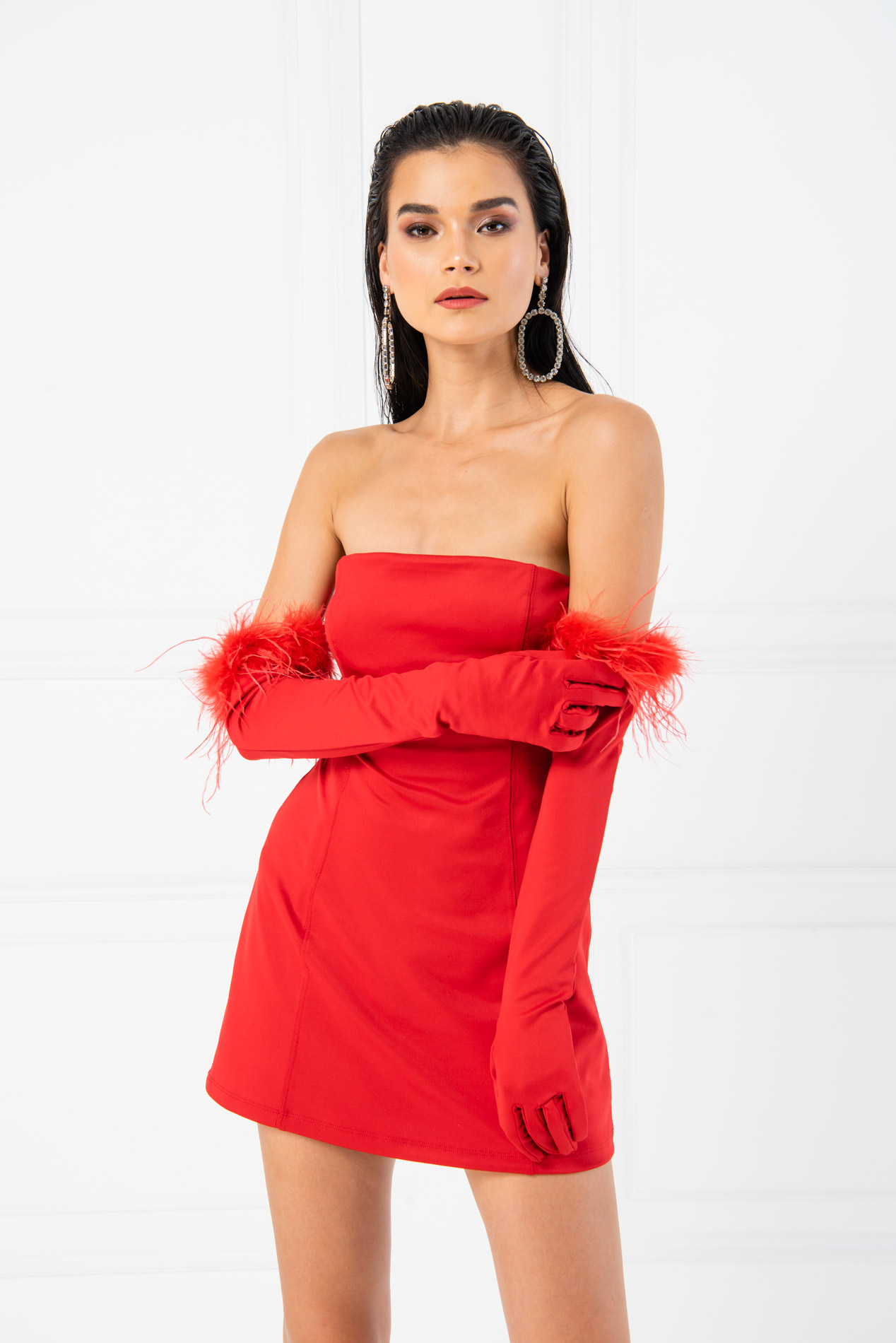 красный Мини-платье с открытыми плечами и перчатками