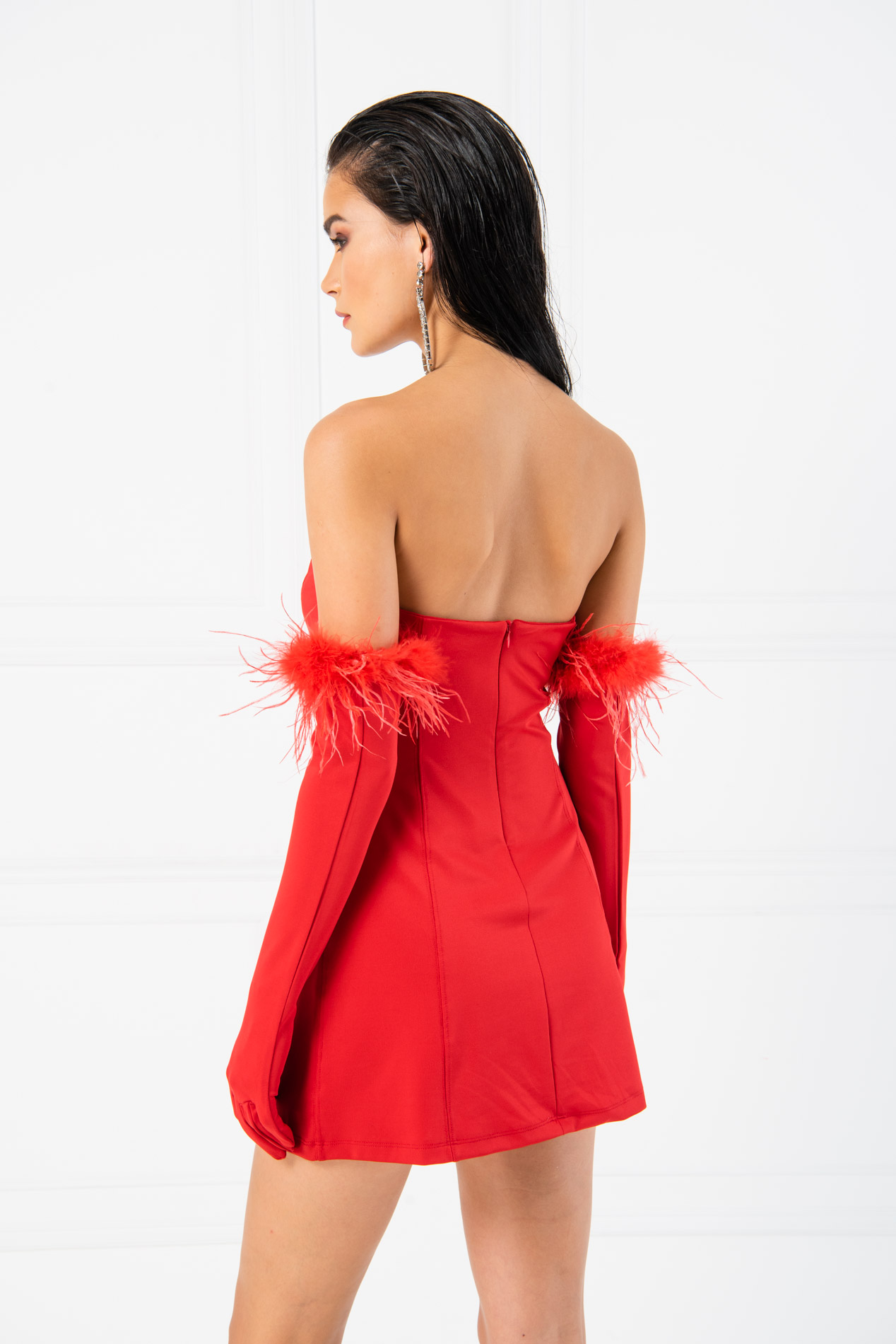 красный Мини-платье с открытыми плечами и перчатками