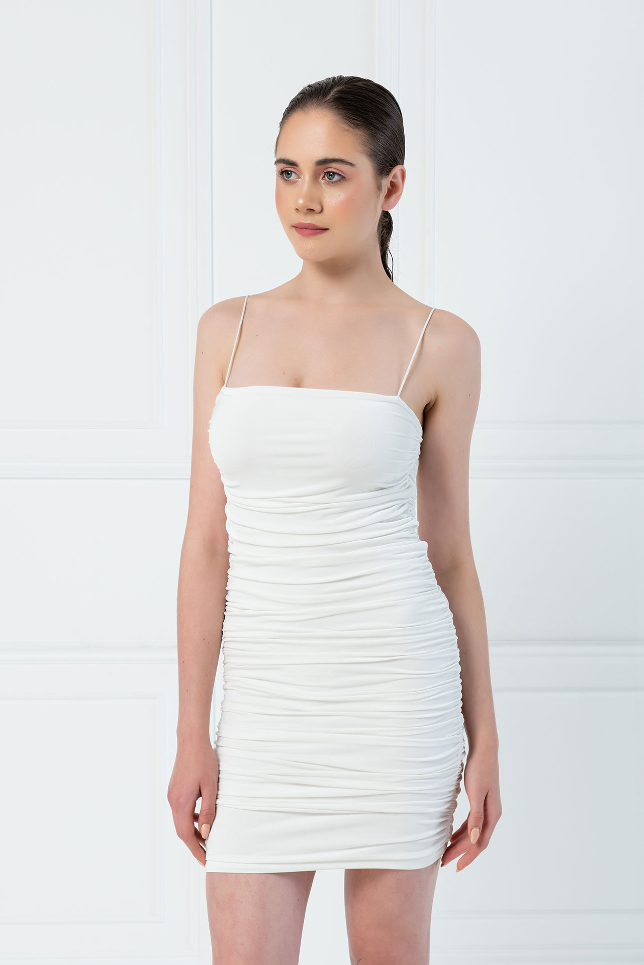 Toptan Vücudu Saran Büzgülü Off white Askılı Mini Elbise