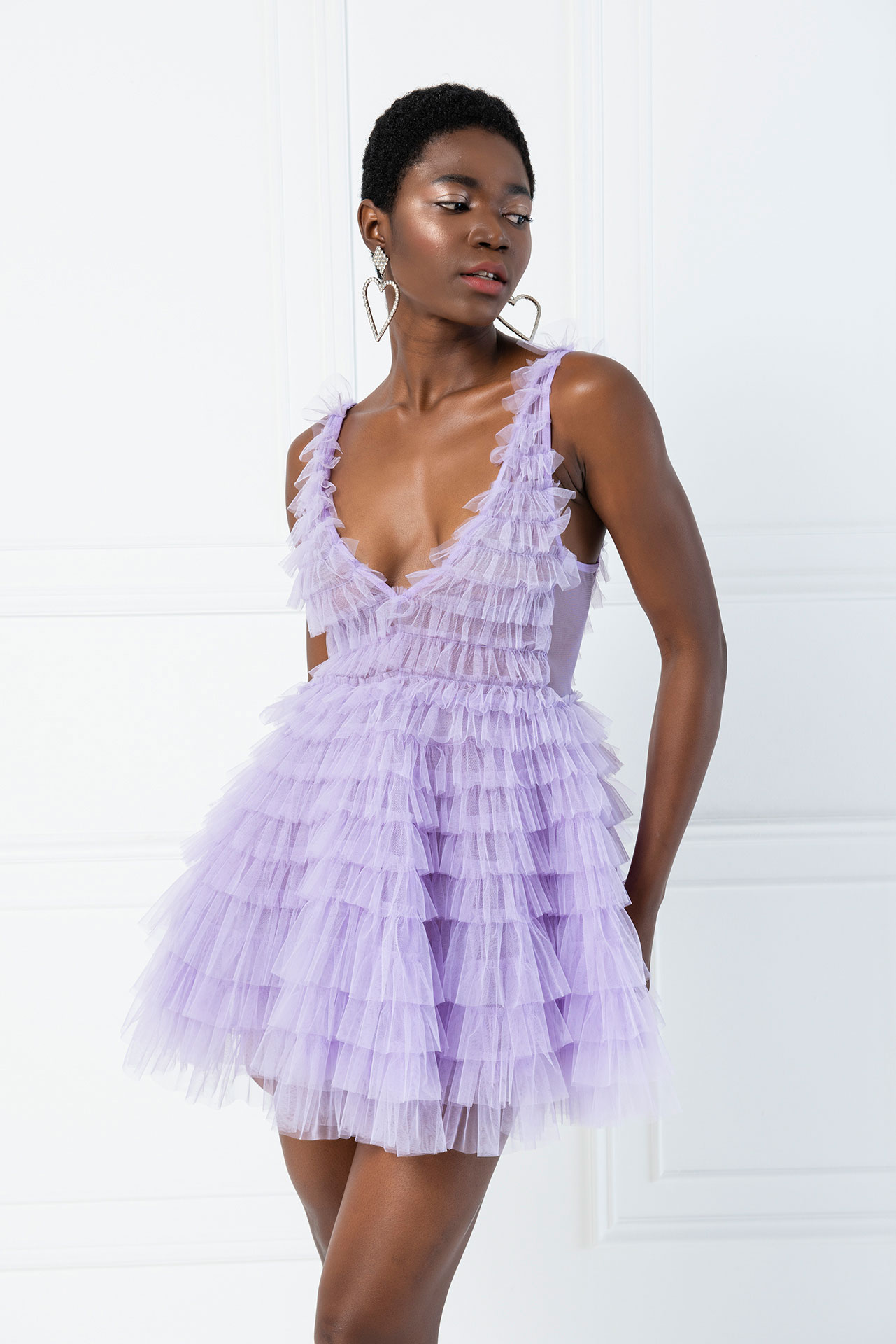 Lilac Мини-Платье из Фатина с Многоуровневыми Оборками и Глубоким Декольте