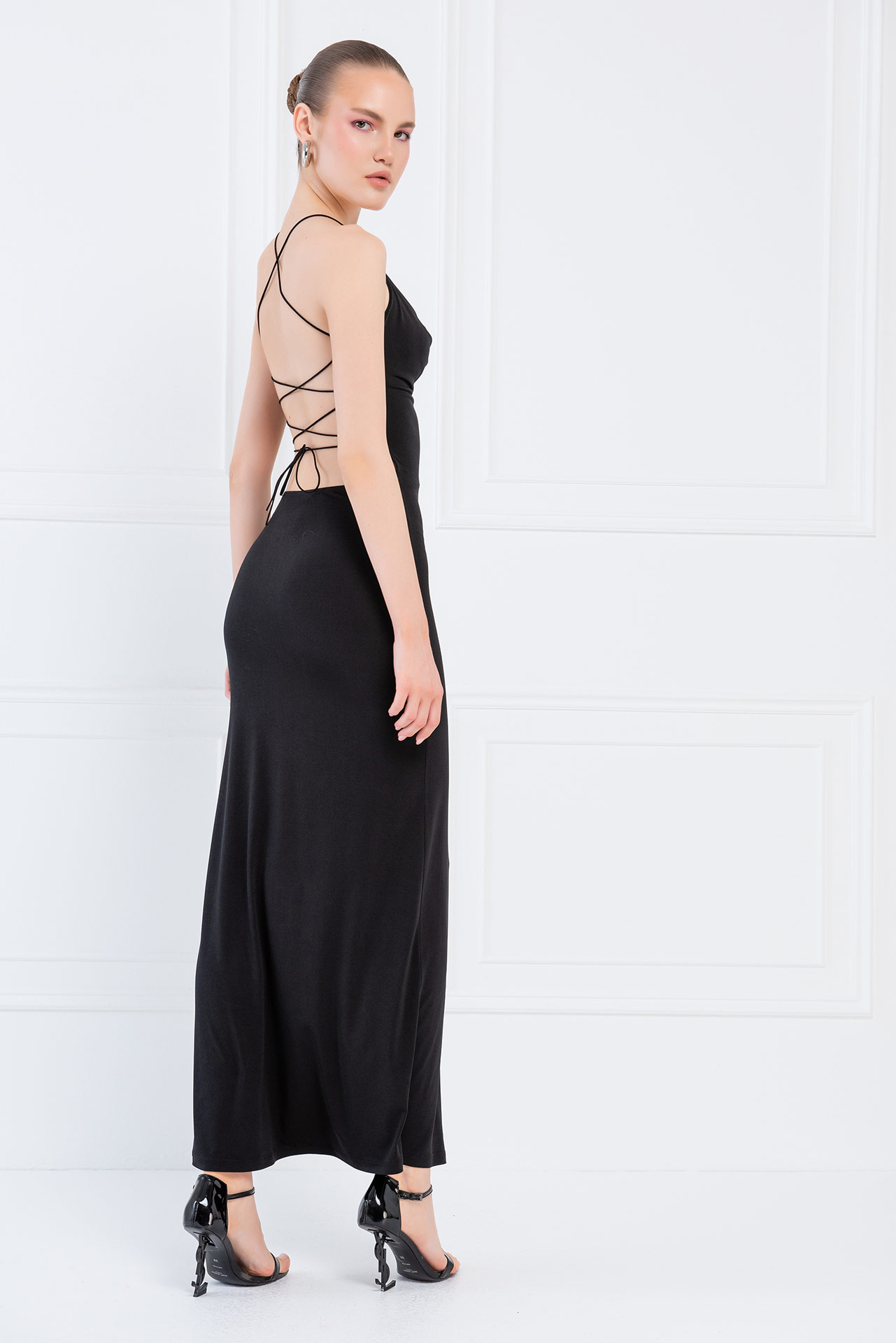 Siyah Sırtı Çapraz Bağlamalı Maxi Elbise