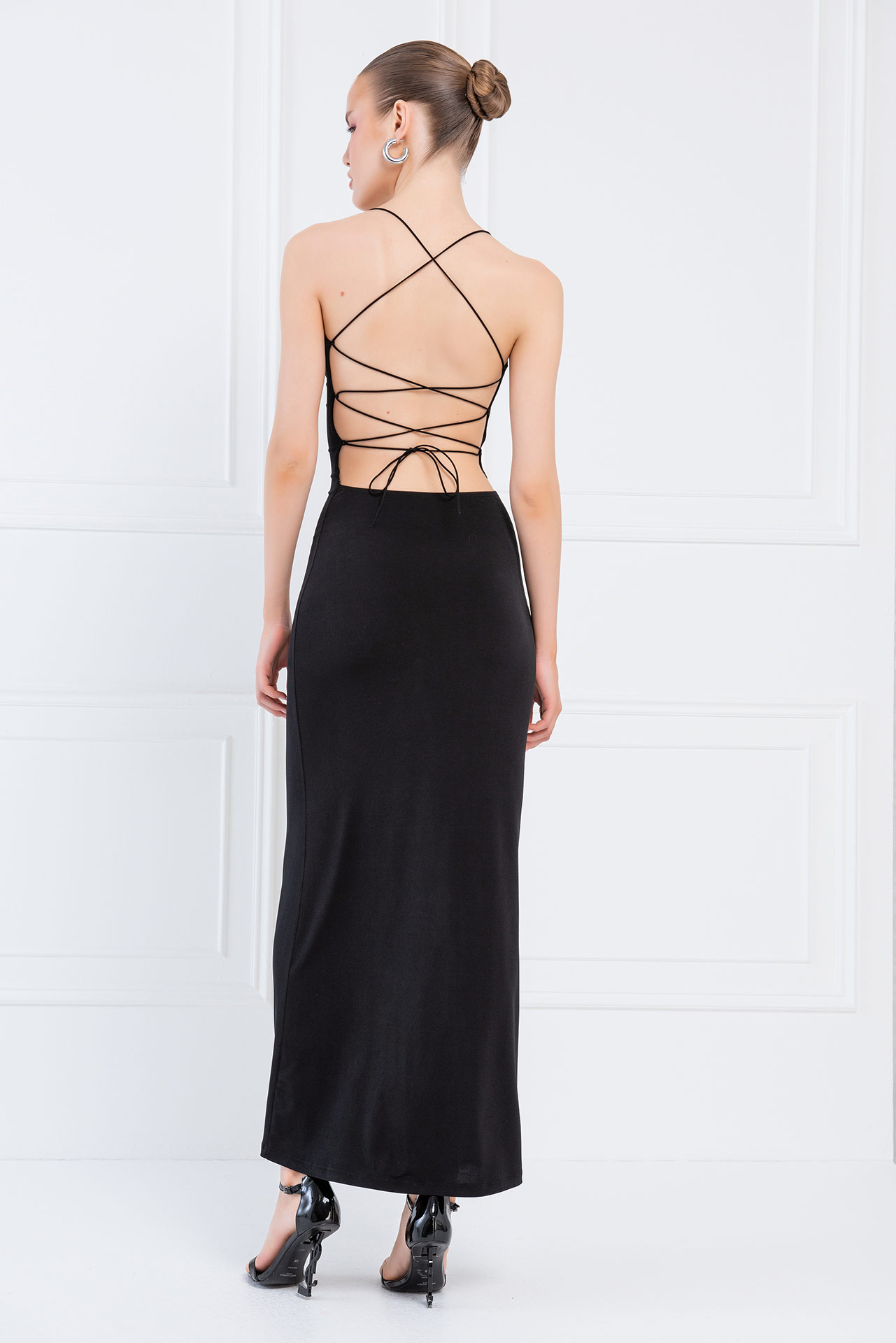 Siyah Sırtı Çapraz Bağlamalı Maxi Elbise