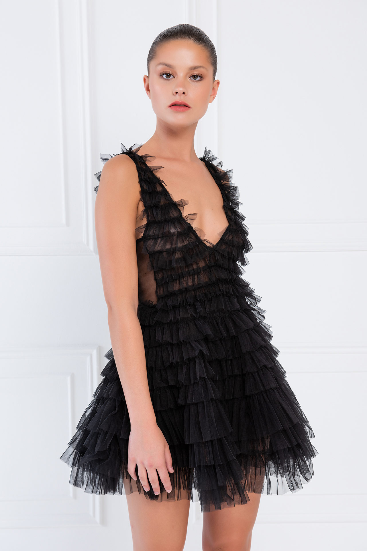 черный Мини-Платье из Фатина с Многоуровневыми Оборками и Глубоким Декольте