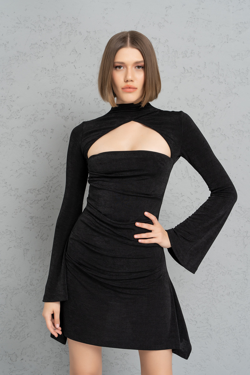 Siyah Yaka ve Sırt Detaylı Mini Elbise