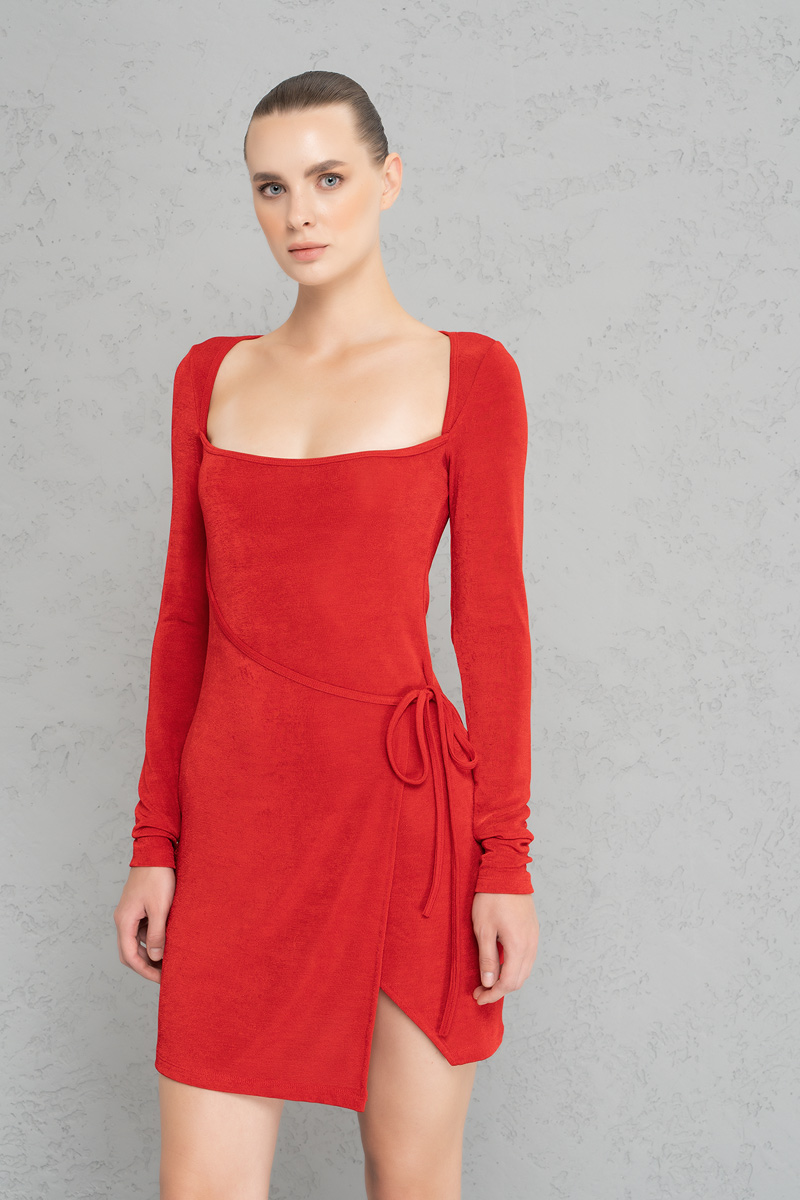 Kırmızı Kare Yaka Bağlamalı Elbise