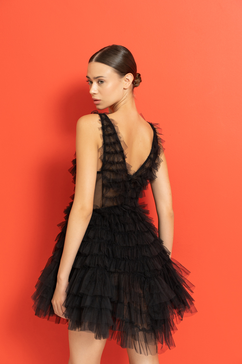 черный Мини-Платье из Фатина с Многоуровневыми Оборками и Глубоким Декольте